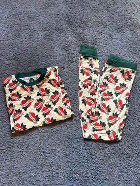 River, babe threads Kids Cream & Green 'Mama's Boy' Heart-Print Pajama Set. 9/10